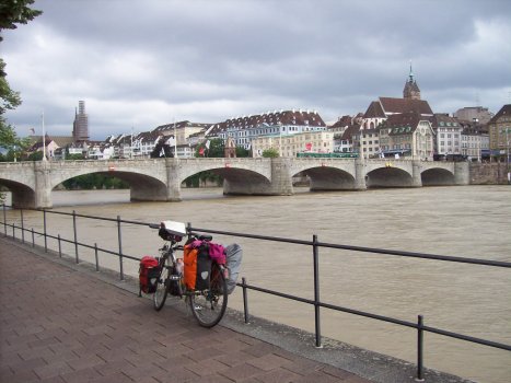 Radwandern Schweiz Basel Rhein-Bruecke